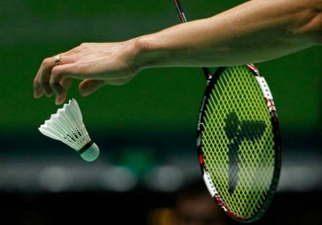 volant raquette badminton