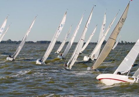 bateaux à voile sur la mer handisport