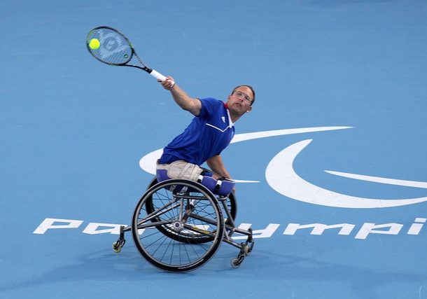 joueur tennis homme fauteuil